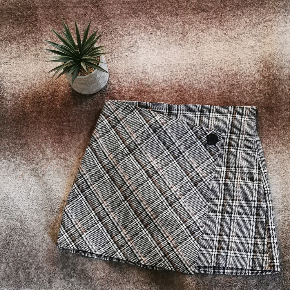 Garage skirt size small with a button detail